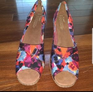 Tom's floral wedges
